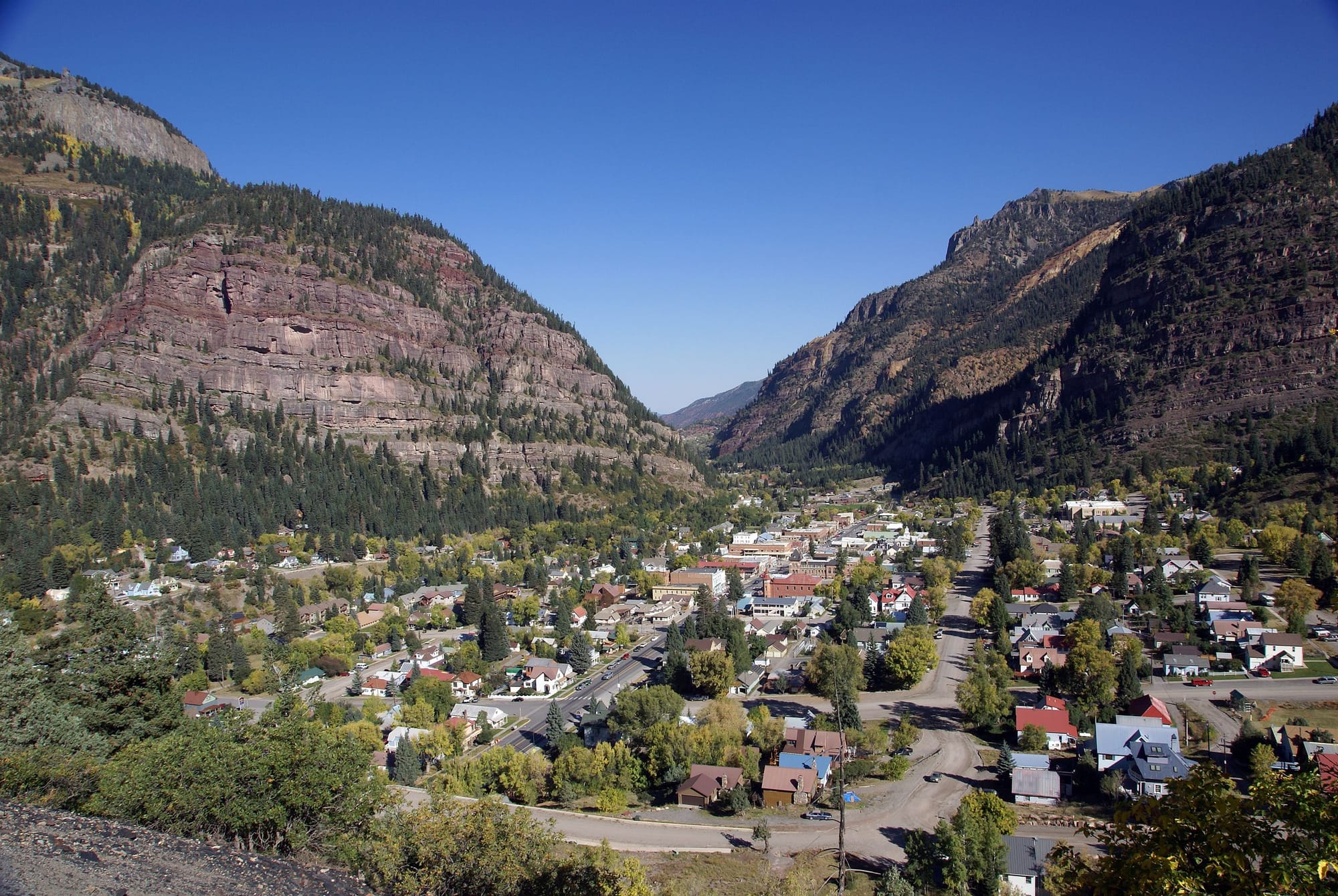 Photo of Ouray nestled between two mountain ridges